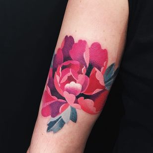 Watercolor tattoo by Sasha Unisex #SashaUnisex #watercolortattoo #watercolor #painterly #fineart #painting #color #flowers #floral #leaves #nature #peony #pink