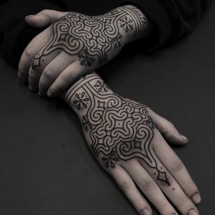 Hand tattoos by Clinton Lee #ClintonLee #geometrictattoos #geometric #sacredgeometry #sacredgeometrytattoo #pattern #line #linework #shapes #ornamental #dotwork #handtattoo