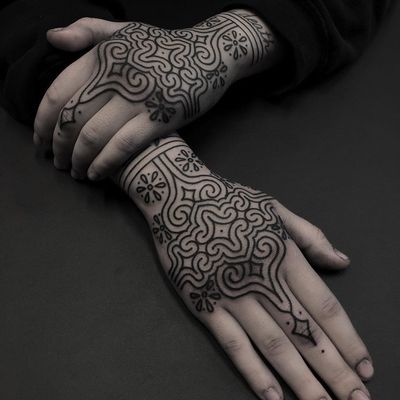 Hand tattoos by Clinton Lee #ClintonLee #geometrictattoos #geometric #sacredgeometry #sacredgeometrytattoo #pattern #line #linework #shapes #ornamental #dotwork #handtattoo
