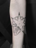 Geometric skull tattoo by Scott Campbell #ScottCampbell #geometrictattoos #geometric #sacredgeometry #sacredgeometrytattoo #pattern #line #linework #shapes #ornamental #fineline #skull #death