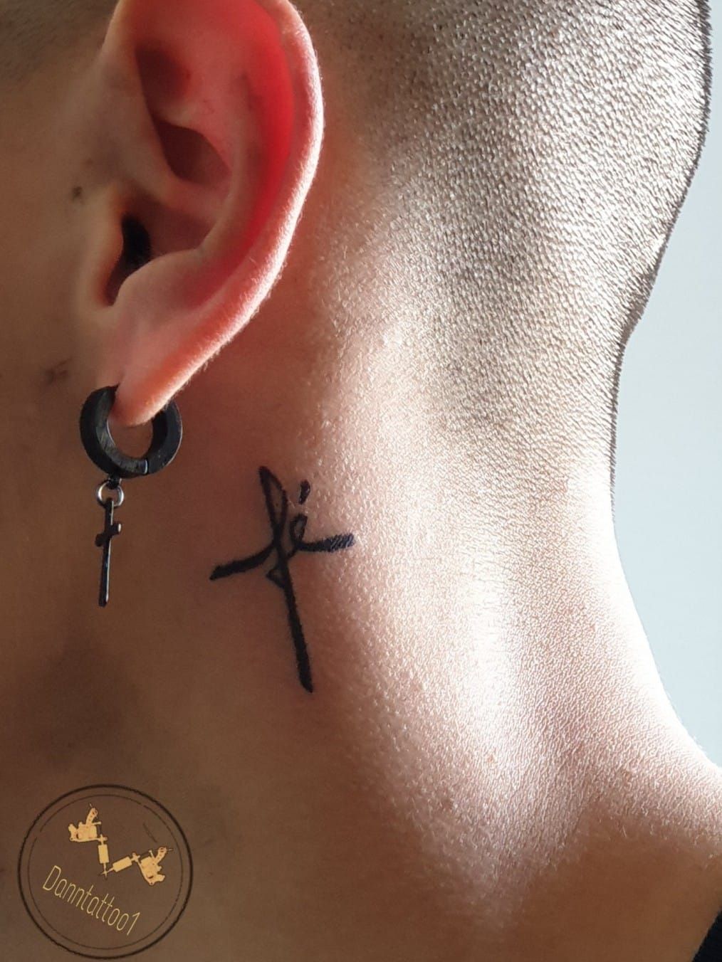Fe means faith in Spanish Very tiny tattoo which to me it means that all  I need is faith as small as a m  Tatuajes minimalistas Tattoo  minimalistas Tatuajes