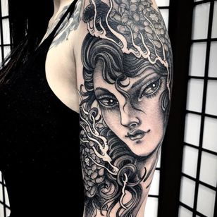 Lady head tattoo por Clauda De Sabe #ClaudiaDeSabe #arm Las 10 mejores ciudades para tatuarse en #London #tattooidea #tattoo #tattooart #vacation #travel # top10 # top10cities #gettattooed