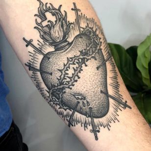Tatuaje del sagrado corazón de Dukkha #Dukkha #forearm - Las 10 mejores ciudades para tatuarse en #NYC #NewYork #tattooidea #tattoo #tattooart #vacation #travel # top10 # top10cities #gettattooed