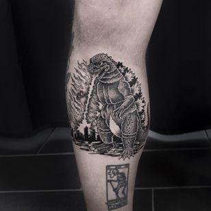 Tatuaje de Godzilla por Mike End #MikeEnd #lowerleg #godzilla - Las 10 mejores ciudades para tatuarse en #París #tattooidea #tattoo #tattooart #vacation #travel # top10 # top10cities #gettattooed