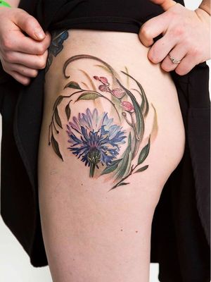 Floral tattoo by Anali De Laney #AnaliDeLaney #floraltattoos #floral #flower #flowertattoos #plants #nature #petals #watercolor #color #leaves #upperleg #leg