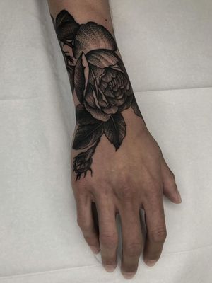 Floral tattoo by Tine DeFiore #TineDefiore #floraltattoos #floral #flower #flowertattoos #plants #nature #petals #rose #hand #bud #leaves #illustrative #linework #forearm