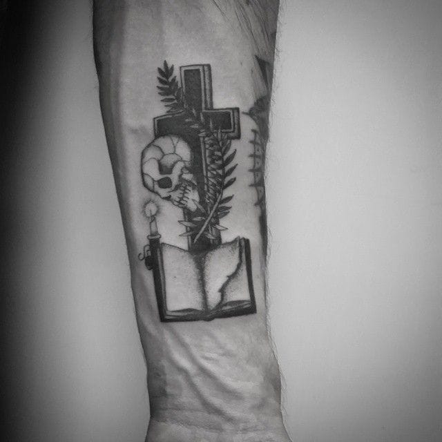 Cool blackwork tattoo by Matthew Talley... #blackwork #matthewtalley #cross #skull