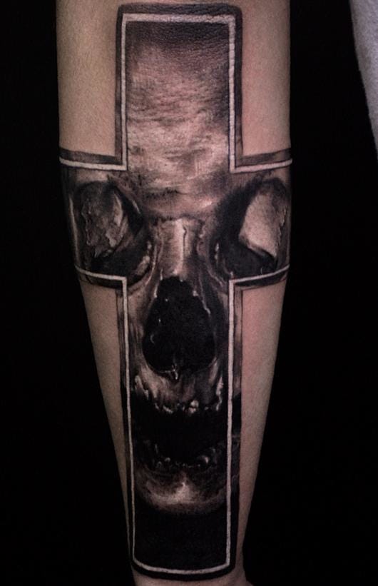 Another sick skull by Jeong Hwi Jeon! #skull #cross #blackwork #jeongjeon