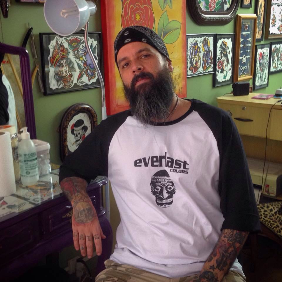 Gustavo Silvano em seu estúdio de tatuagem com a camisa da Everlast Colors, marca de tintas de seu patrocinador Electric Ink.