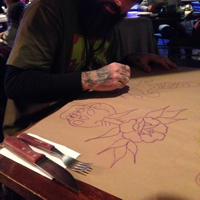 Em sua recente passagem pelo Peru, ele não deixa de ter inspiração e desenhas nem nos restaurantes! Sorte do garçom que levou pra casa o papel!