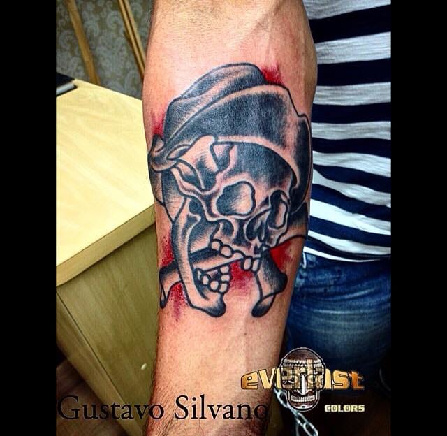 Caveira e ossos, como errar nesta combinação? Nunca!
