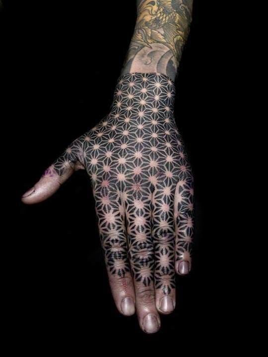 Amazing dotwork tattoo by Delphine Noiztoy #dotwork #DelphineNoiztoy #handtattoo