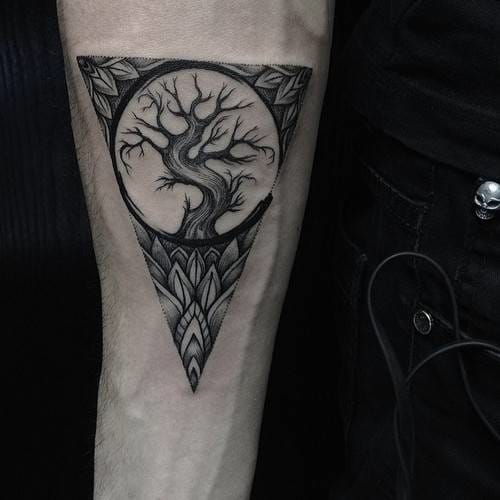 Lines & dots look great together too. Artist unknown #dotwork #tree #geometry #geometric