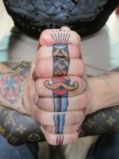 Amazing dagger on fingers ! :o