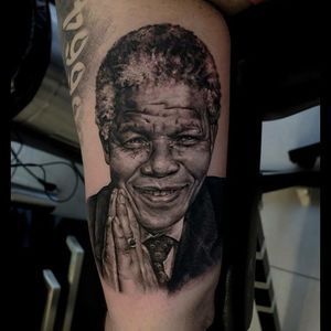 You can also pay a tribute to Africa with one of its most famous heroe, Nelson Mandela. Here by Sergey Gas.