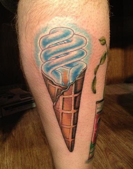 Sam Frederick - Tatuaje de cono de galleta de bombilla