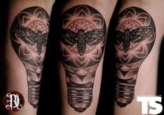 Tatuaje Polilla Bulbo por David Rudziński