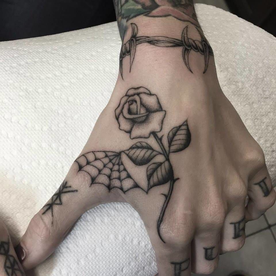 Тату на кисти руки маленькая. Тату на запястье для мужчин. Тату на кисти руки маленькая. Тату на кисти. Тату на кисти.