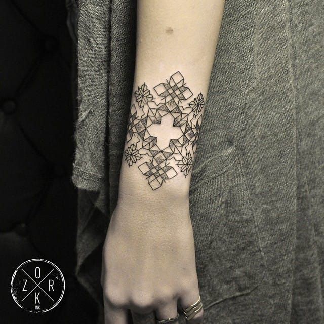 Geometric wrist tattoos for women look amazing, this piece by denizhanozkr #wrist #bracelet #geometric #blackwork #linework