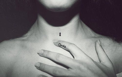 Delicate and unique piece found on Fashionselection.tumblr.com. #femininetattoo #femininetattoos