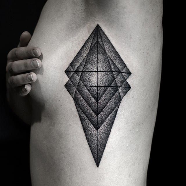 Stunning dotwork sideboob piece by Kamil Czapiga