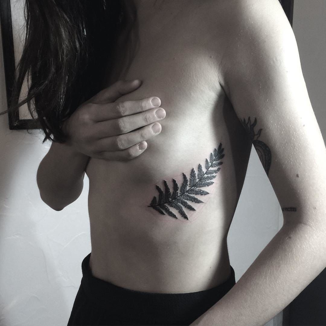 Blackwork sideboob fern tattoo by Faustink