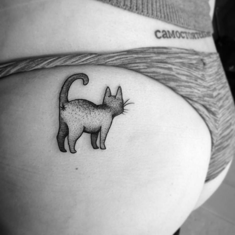 Татуировка кошка на пупке