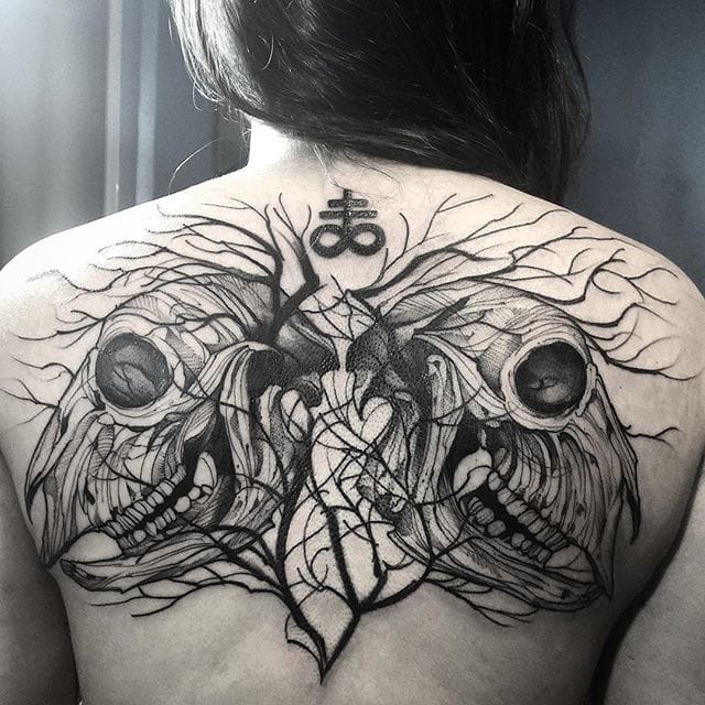 Great backpiece by Fredao Oliveira #blackwork #blckwrk #linework #shading #abstract #sketchstyle #tree #branches #skull #skulls #FredaoOliveira