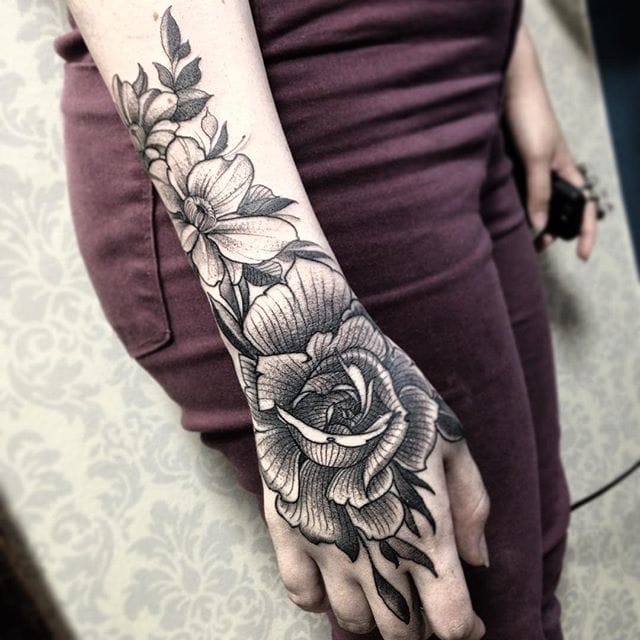 Flower tattoo by Fredao Oliveira #blackwork #blckwrk #linework #shading #abstract #sketchstyle #rose #flower #flowers #FredaoOliveira