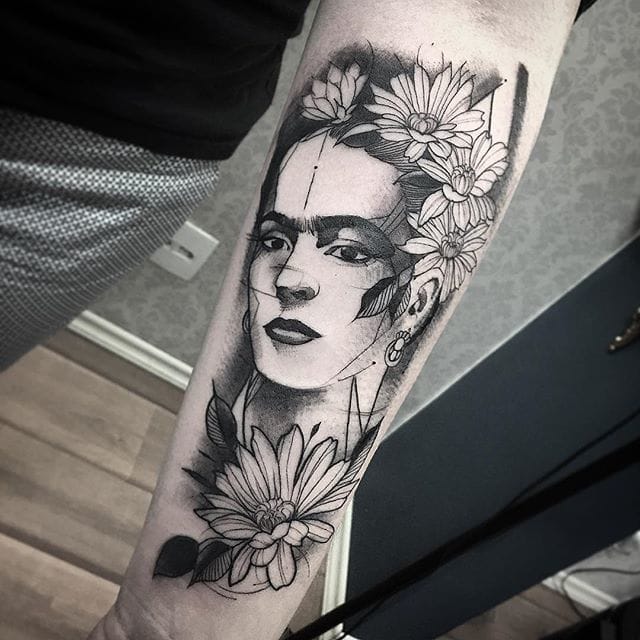 Frida Kahlo tattoo by Fredao Oliveira #blackwork #blckwrk #linework #shading #abstract #sketchstyle #fridakahlo #flowers #portrait #strongwoman #strongwomen #FredaoOliveira