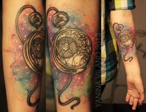 The fans of Dr Who would recognize a gallifreyan Watch here. Tattoo by Yanina Viland.