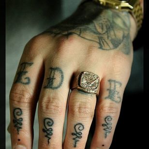 Rad finger tattoos by Carolina Montoya Molina! #unalome #spiritual #symbol #linework