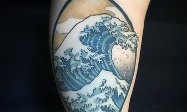 15 Powerful Hokusai Wave Tattoos