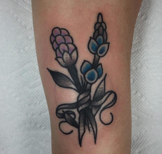 Traditional dark tattoo by @mauriciopastor (photo credit Instagram).