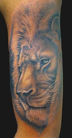 This lion tattoo by Marc Durrant is just fabulous #lion #darkskin #marcdurrant