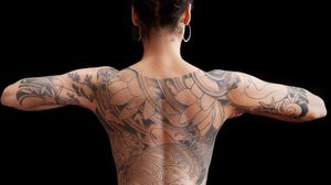 Amazing Japanese tattoo! Wish I could tell you who is the master behind it, but if you know, please tell! Photo by T. Shane #japanese #backtattoos #floral #flower