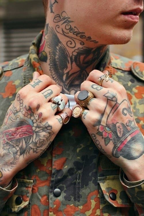 Old school tattoo fonts work as well and it looks great on top of the fingers. #lettering
