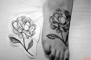 Foot tattoo by Sasya Katuna (Instagram @sashalys).