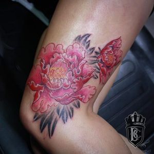 Bright red peony to cover a burn on this client, by Vito Calaveras (Instagram @vito_klvr).