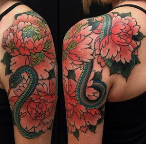 Snake and peony by Jason Vaughn, LA, USA (Instagram @jason_vaughn_tattoos).