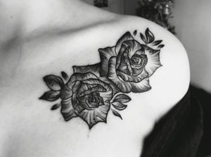 Dotwork roses collarbone tattoo, Instagram / posted by h8kaz
