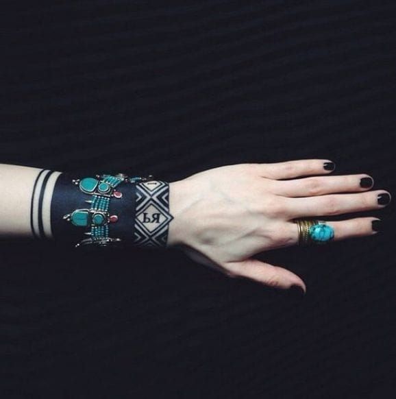 Wrist Tattoo by Sasha Masiuk #bracelet #wrist #sashamasiuk #geometric