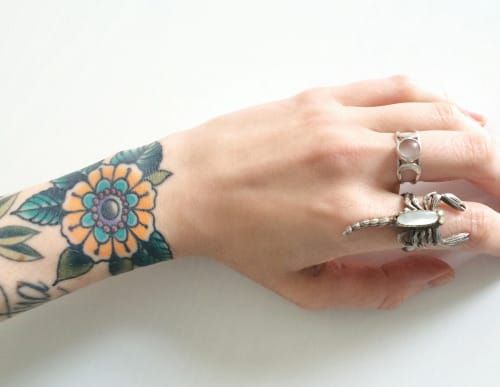 Nothing as bold and pretty at the same time as wrist tattoos for women. Tattoo via lisarayski/Tumblr #flower #wrist