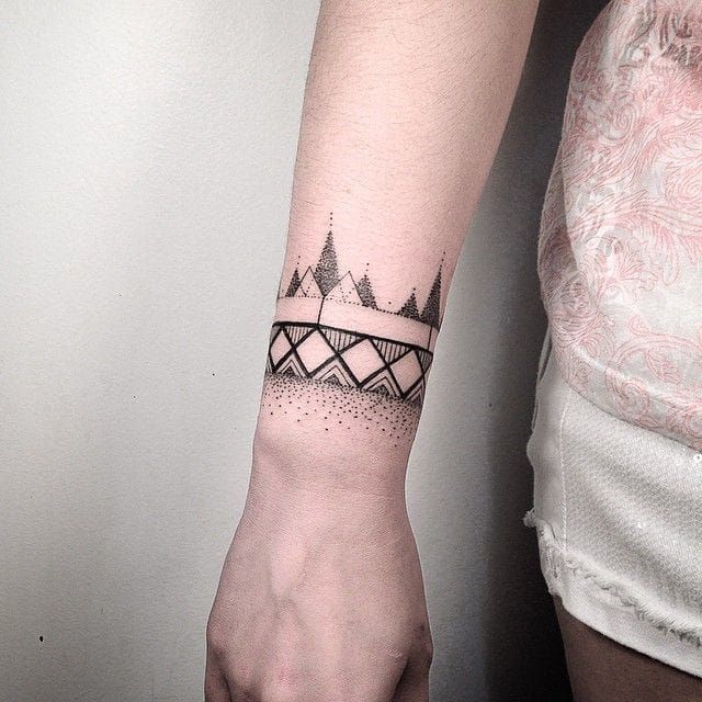Bracelet wrist tattoo by Daniel Matsumoto #wrist #blackwork #geometric