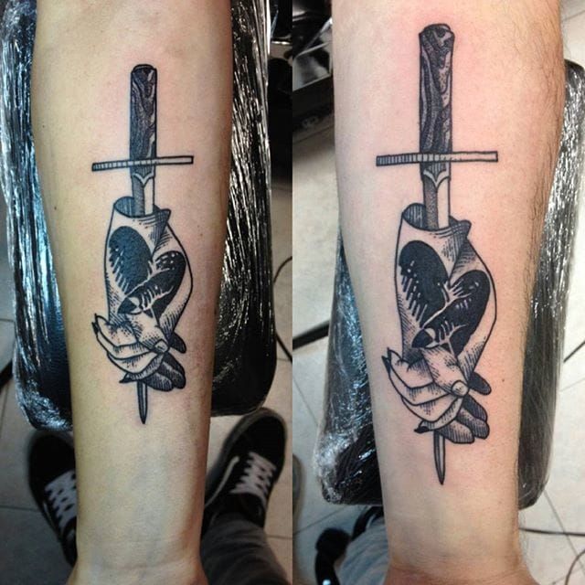 Awesome holding hands tattoo @drown_mydemons/Instagram #coupletattoo #holdinghands #blackwork