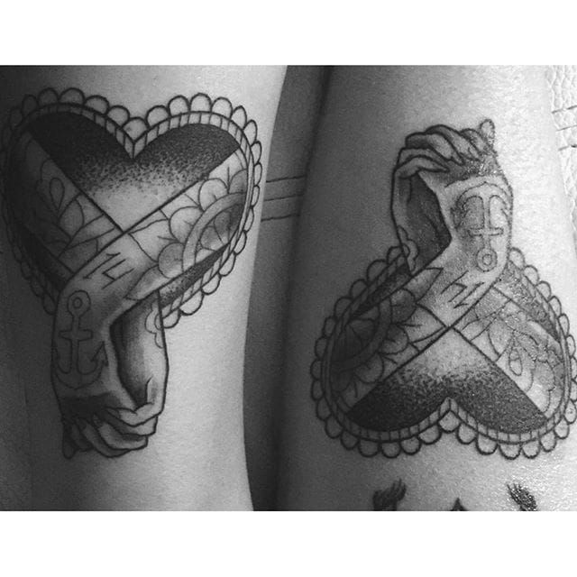 Sweet heart tattoos @cuerda13/Instagram #coupletattoo #holdinghands #heart #anchor