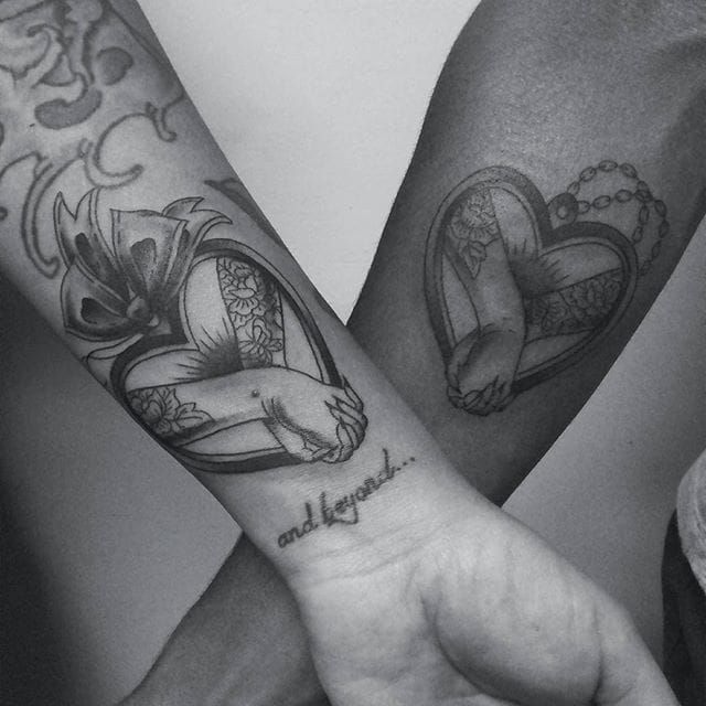 Awesome couple heart tattoos by Dayanna Lima #coupletattoo #matching #couple #hearts #blackwork