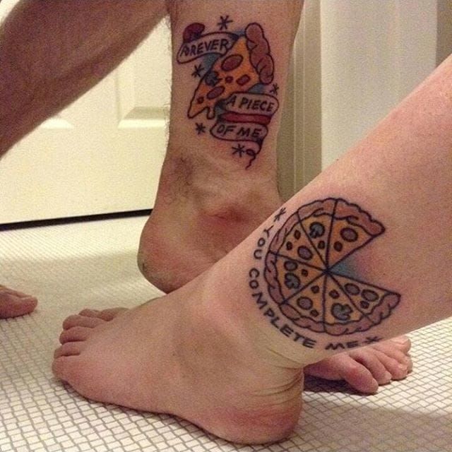 One of the best kinds of love there is. Pizza love by Dovme Sanati/Instagram #coupletattoo #love #pizza #matching
