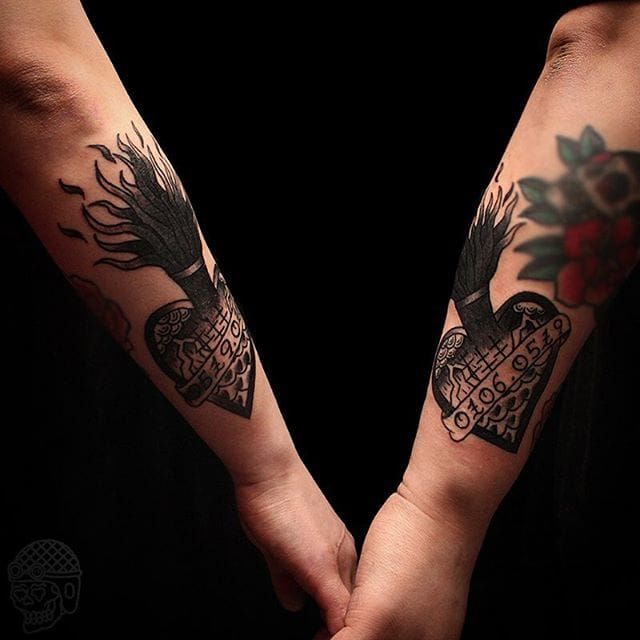 Remember the date. Love tattoos by @mark_tattooer/Instagram #coupletattoo #love #hearts #lettering
