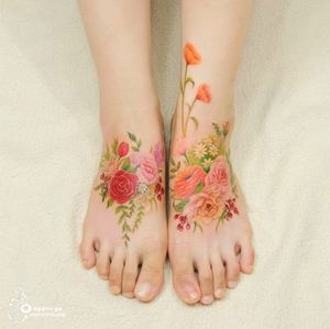 Delicate flower tattoos by Silo. Photo: Instagram